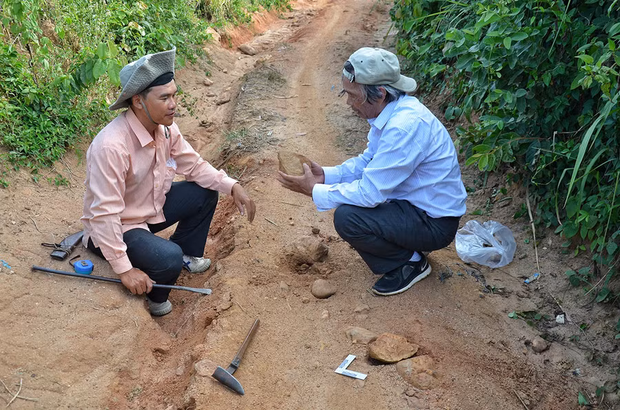 Anh Trần Đình Luân (bìa trái) trong một chuyến khảo sát cùng Phó Giáo sư-Tiến sĩ Nguyễn Khắc Sử (ảnh nhân vật cung cấp).