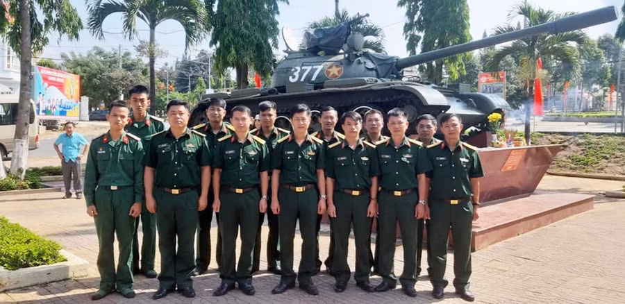 Nhiều cán bộ, chiến sĩ, du khách đến tham quan xe tăng 377. Ảnh: Vĩnh Hoàng