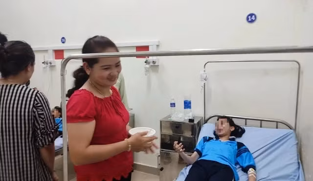 Phụ huynh đến chăm sóc học sinh tại Trung tâm Y tế H.Di Linh chiều tối 4.4. Ảnh: CTV