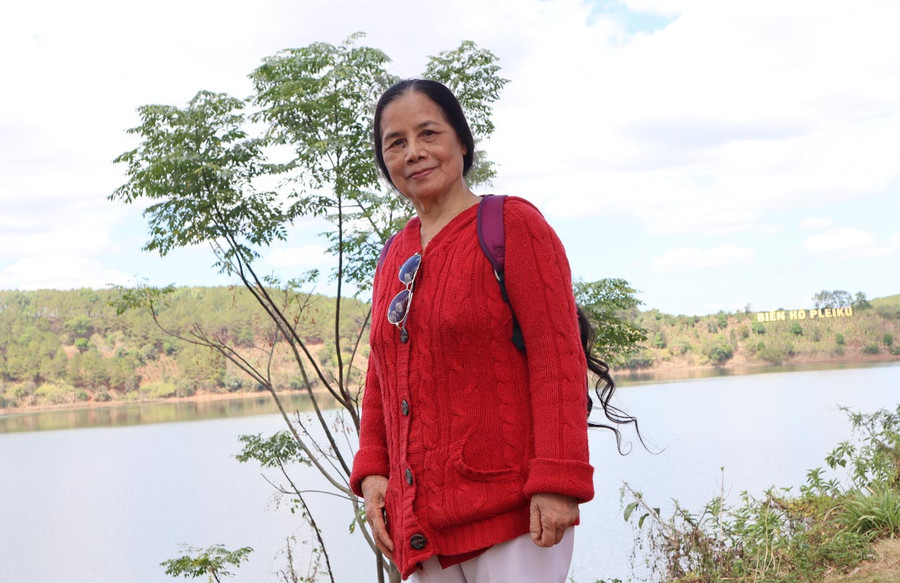 Nhà thơ Nguyễn Thị Hồng trong lần trở lại Gia Lai. Ảnh: Văn Công Hùng