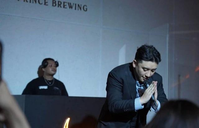 Theo nhiều fan tiếp xúc với Seungri, anh rất thân thiện và thoải mái đáp ứng những lời mời chụp ảnh chung