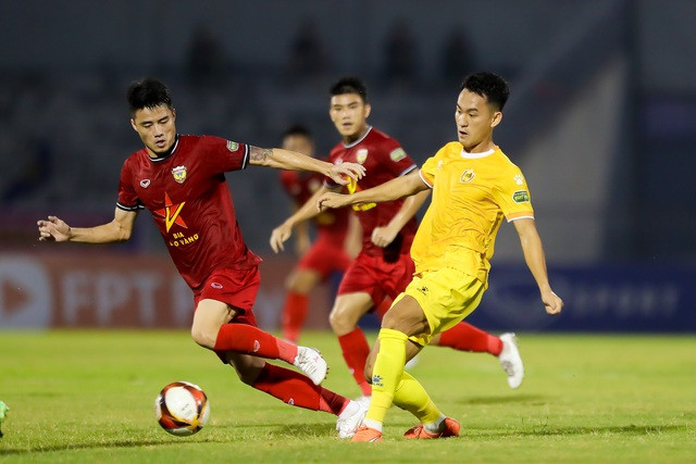 CLB Quảng Nam (áo vàng) làm khách trên sân Hà Tĩnh. Ảnh: MINH TÚ CLB Quảng Nam (áo vàng) làm khách trên sân Hà Tĩnh. Ảnh: MINH TÚ