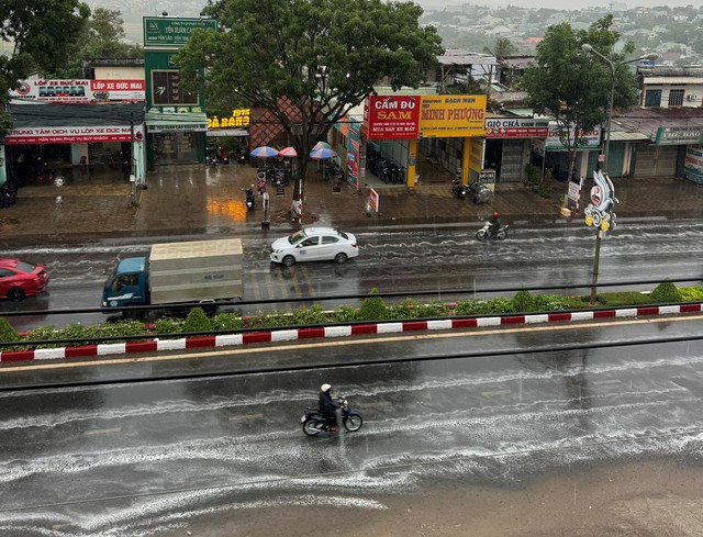 Nhiều tuyến phố tại TP Pleiku được tắm mát