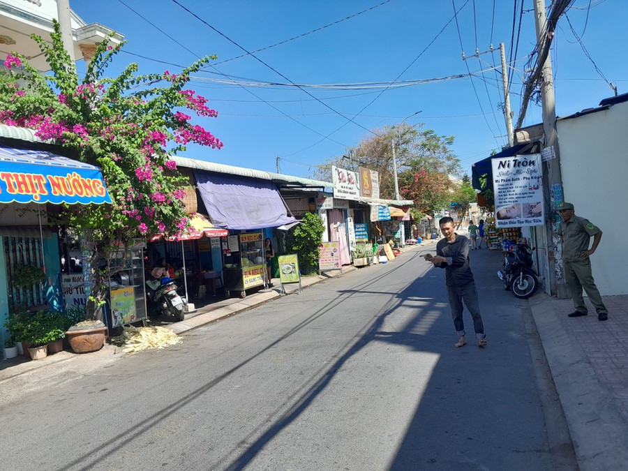 Hai anh em Huy và Hoàng thực nghiệm lại vụ trộm. Hai anh em Huy và Hoàng thực nghiệm lại vụ trộm.