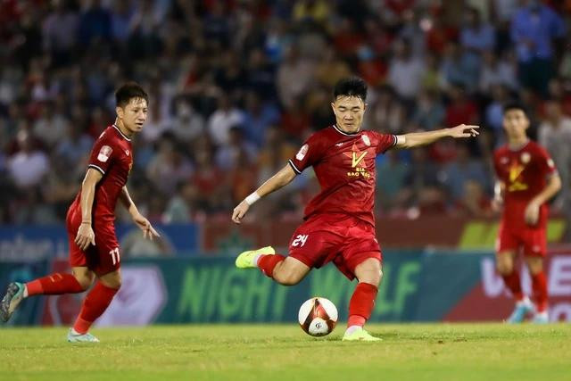 Lương Xuân Trường thực hiện quả đá phạt cho chủ nhà. Ảnh: MINH TÚ Lương Xuân Trường thực hiện quả đá phạt cho chủ nhà. Ảnh: MINH TÚ
