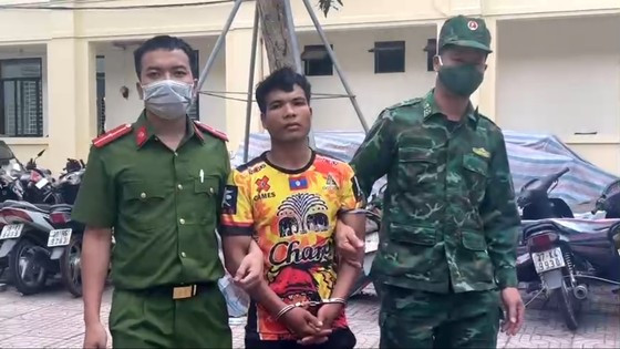 Lực lượng chức năng áp giải đối tượng Khăm Xay Nhạ Ban