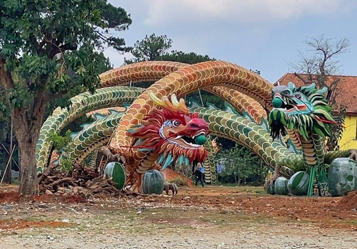 Cặp linh vật rồng dựng bằng khung sắt tại bãi đất trống Cặp linh vật rồng dựng bằng khung sắt tại bãi đất trống