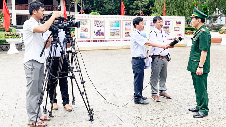 Phóng viên Báo Gia Lai tác nghiệp bên lề Đại hội đại biểu Đảng bộ tỉnh lần thứ XVI (nhiệm kỳ 2020-2025). Ảnh: Phương Vi