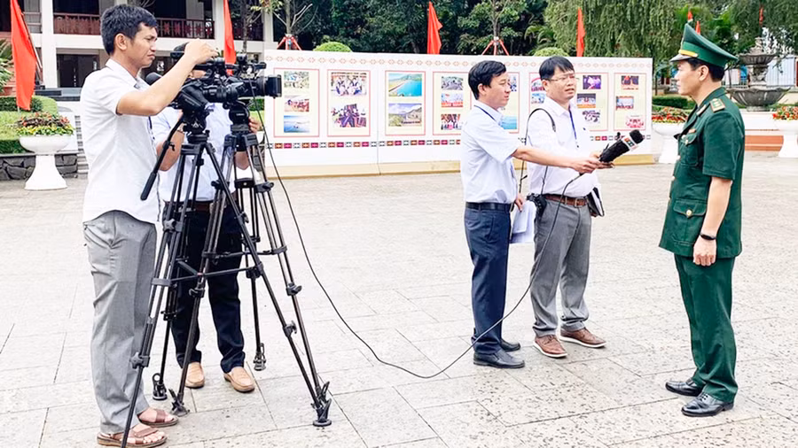 Phóng viên Báo Gia Lai tác nghiệp bên lề Đại hội đại biểu Đảng bộ tỉnh lần thứ XVI (nhiệm kỳ 2020-2025). Ảnh: Phương Vi