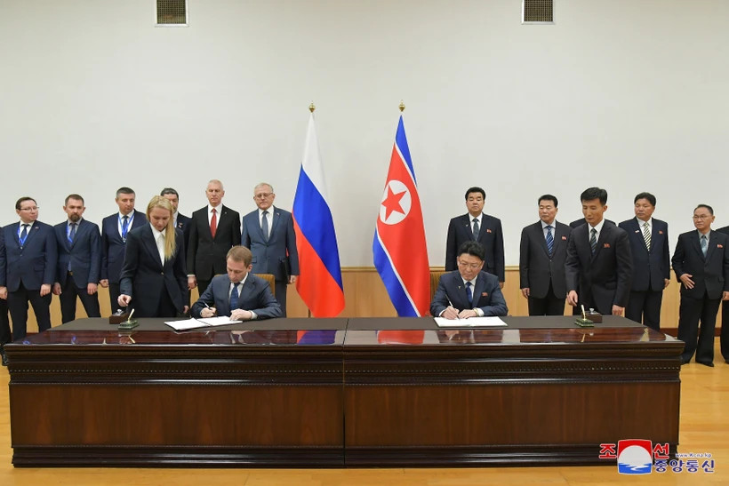 Bộ trưởng Tài nguyên Thiên nhiên Nga Alexander Kozlov (trái, phía trước) và Bộ trưởng Quan hệ Kinh tế Đối ngoại Triều Tiên Yun Jong Ho (phải, phía trước) ký nghị định thư mở rộng hợp tác về thương mại, kinh tế tại Bình Nhưỡng, ngày 15/11/2023. (Ảnh: Yonhap/TTXVN)
