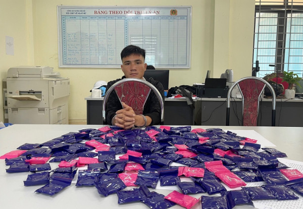 Đối tượng Quàng Văn Quyết cùng tang vật 27.000 viên ma túy tổng hợp. Đối tượng Quàng Văn Quyết cùng tang vật 27.000 viên ma túy tổng hợp.