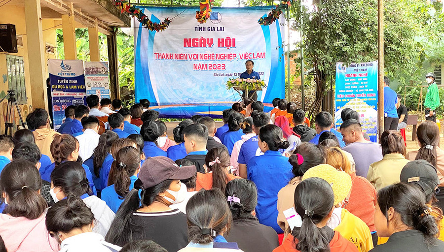 Gần 150 ĐVTN xã Chư Don và các xã lân cận thuộc huyện Chư Pưh tham gia "Ngày hội Thanh niên với nghề nghiệp và việc làm năm 2023". Ảnh: Hà Đức Thành Gần 150 ĐVTN xã Chư Don và các xã lân cận thuộc huyện Chư Pưh tham gia "Ngày hội Thanh niên với nghề nghiệp và việc làm năm 2023". Ảnh: Hà Đức Thành