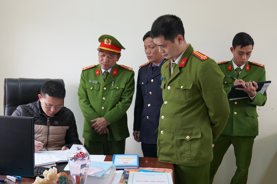 Cơ quan chức khám xét nơi làm việc của bị can Trịnh Thành Công, Giám đốc Trung tâm Đăng kiểm xe cơ giới. Ảnh: Công an Hòa Bình. Cơ quan chức khám xét nơi làm việc của bị can Trịnh Thành Công, Giám đốc Trung tâm Đăng kiểm xe cơ giới. Ảnh: Công an Hòa Bình.