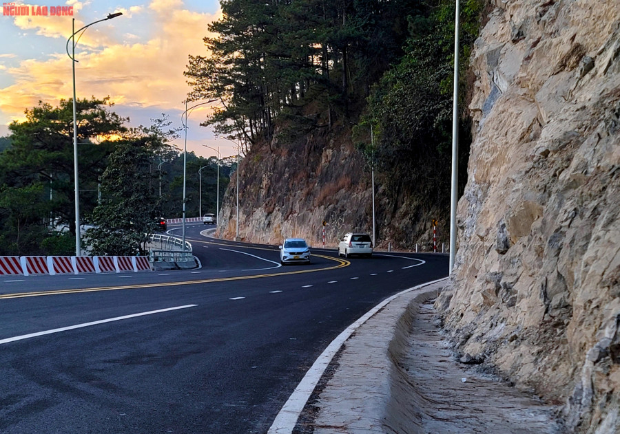 Việc này có thể gây ra sự cố đáng tiếc nếu người đi xe máy mải mê ngắm cảnh trên đèo mà quên chú ý đường. Việc này có thể gây ra sự cố đáng tiếc nếu người đi xe máy mải mê ngắm cảnh trên đèo mà quên chú ý đường.