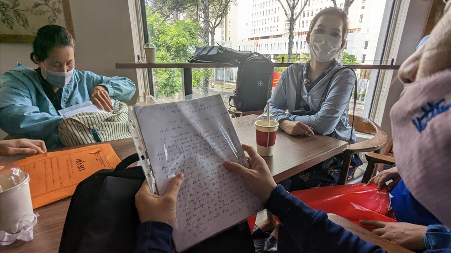 Người dân viết đơn tố cáo SCB và Manulife. Ảnh: Anh Tú Người dân viết đơn tố cáo SCB và Manulife. Ảnh: Anh Tú