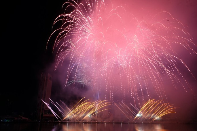 Chị Nhật Hạ (du khách từ Hà Nội) cho biết màn pháo hoa quả thực quá ảo diệu, đầy cảm hứng. Hơn 20 phút bầu trời rực sáng nhờ pháo hoa đã tái hiện phần nào những ký ức đẹp đẽ tại kinh đô ánh sáng, một Paris hoa lệ Chị Nhật Hạ (du khách từ Hà Nội) cho biết màn pháo hoa quả thực quá ảo diệu, đầy cảm hứng. Hơn 20 phút bầu trời rực sáng nhờ pháo hoa đã tái hiện phần nào những ký ức đẹp đẽ tại kinh đô ánh sáng, một Paris hoa lệ