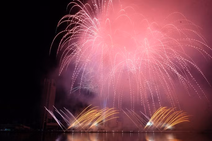 Chị Nhật Hạ (du khách từ Hà Nội) cho biết màn pháo hoa quả thực quá ảo diệu, đầy cảm hứng. Hơn 20 phút bầu trời rực sáng nhờ pháo hoa đã tái hiện phần nào những ký ức đẹp đẽ tại kinh đô ánh sáng, một Paris hoa lệ Chị Nhật Hạ (du khách từ Hà Nội) cho biết màn pháo hoa quả thực quá ảo diệu, đầy cảm hứng. Hơn 20 phút bầu trời rực sáng nhờ pháo hoa đã tái hiện phần nào những ký ức đẹp đẽ tại kinh đô ánh sáng, một Paris hoa lệ