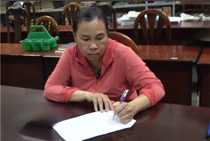 Nguyễn Thị Hường tại cơ quan điều tra. (Ảnh: Công an cung cấp) Nguyễn Thị Hường tại cơ quan điều tra. (Ảnh: Công an cung cấp)