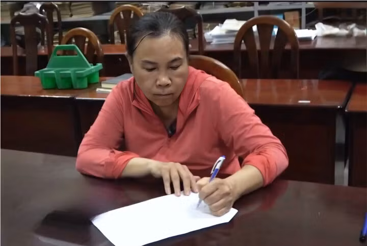 Nguyễn Thị Hường tại cơ quan điều tra. (Ảnh: Công an cung cấp)