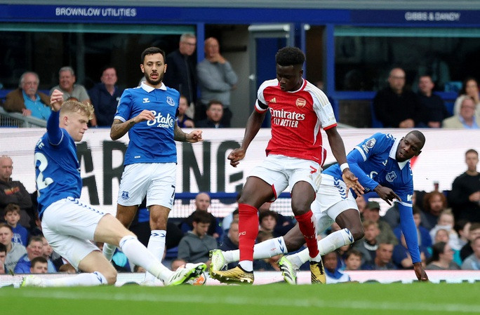 Sao dự bị tỏa sáng, Arsenal giành 3 điểm từ kỳ phùng địch thủ Everton - Ảnh 1. Bukayo Saka trong vòng vây các hậu vệ Everton