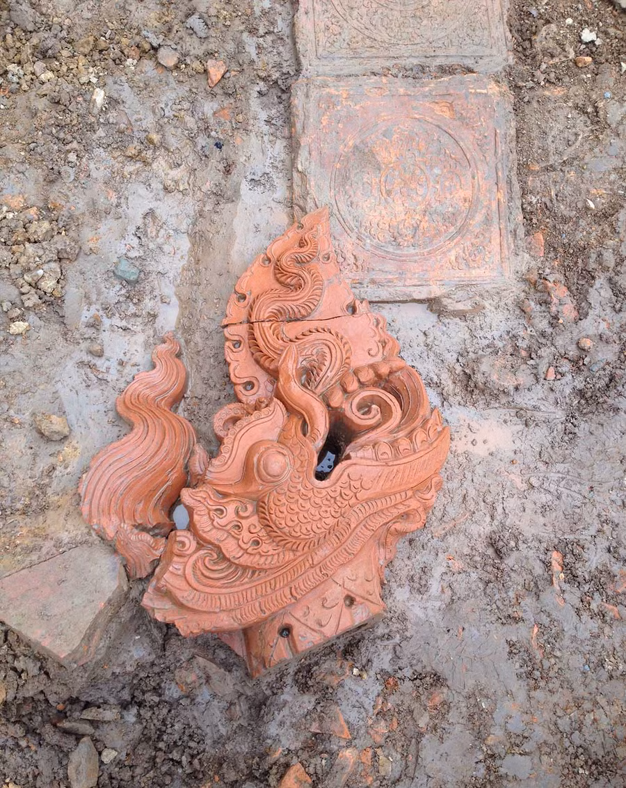 Tượng đầu rồng xuất lộ trong hố khai quật. Nguồn: Trung tâm Bảo tồn Di sản Thăng Long Hà Nội. Tượng đầu rồng xuất lộ trong hố khai quật. Nguồn: Trung tâm Bảo tồn Di sản Thăng Long Hà Nội.