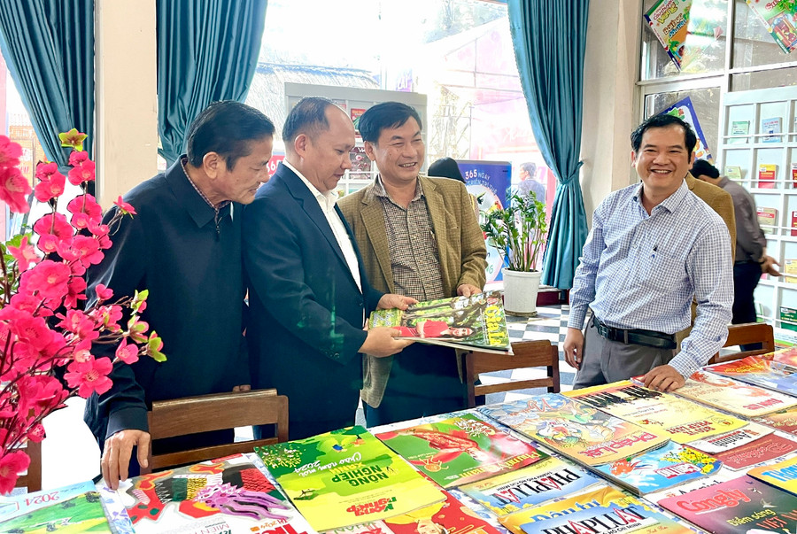 Phó Bí thư Tỉnh ủy Rah Lan Chung (thứ 2 từ trái sang) đọc ấn phẩm Gia Lai Xuân Giáp Thìn tại Hội báo. Ảnh: P.D