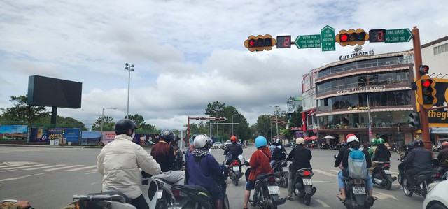 Hệ thống đèn xanh đèn đỏ ở Ngã 5 Đại học phát huy hiệu quả. Ảnh: LÂM VIÊN