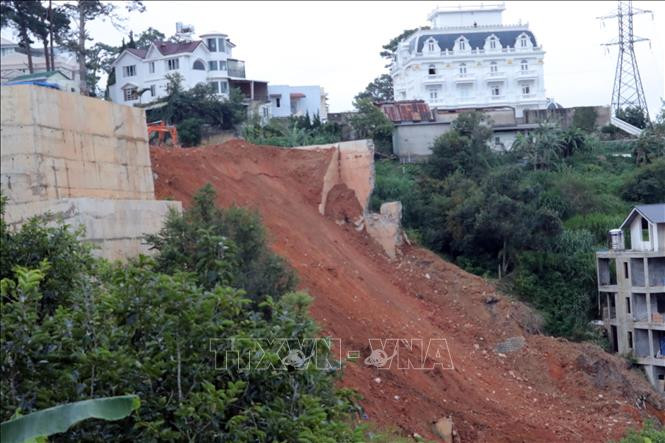 Bờ kè bê tông được đẩy sập đổ xuống theo phương án chủ động của chính quyền địa phương. Ảnh: Chu Quốc Hùng (TTXVN) Bờ kè bê tông được đẩy sập đổ xuống theo phương án chủ động của chính quyền địa phương. Ảnh: Chu Quốc Hùng (TTXVN)