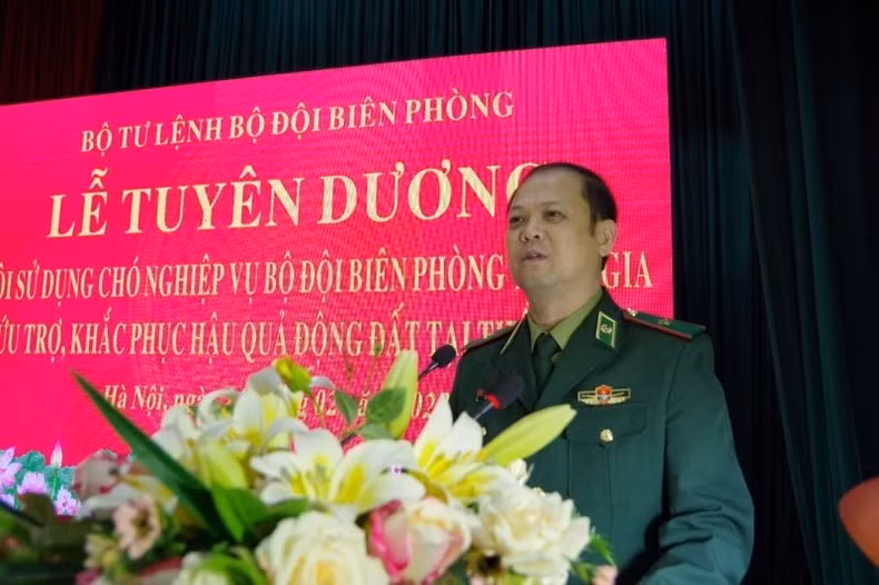 Thiếu tướng Nguyễn Anh Tuấn, Bí thư Đảng ủy, Chính ủy Bộ đội Biên phòng tuyên dương đội huấn luyện viên và chó nghiệp vụ vừa hoàn thành xuất sắc nhiệm vụ từ Thổ Nhĩ Kỳ trở về.