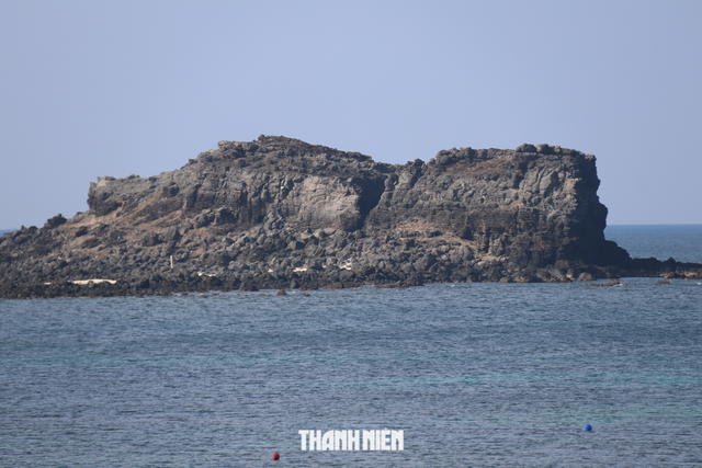 Hòn Đen ngoài biển ngay sát xã Long Hải, huyện đảo Phú Quý. Ảnh: Quế Hà Hòn Đen ngoài biển ngay sát xã Long Hải, huyện đảo Phú Quý. Ảnh: Quế Hà