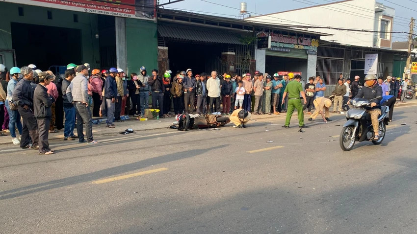 Người phụ nữ tử vong sau khi bị xe tải tông. Ảnh: VT Người phụ nữ tử vong sau khi bị xe tải tông. Ảnh: VT