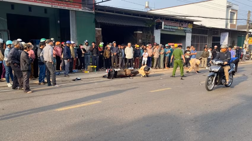 Người phụ nữ tử vong sau khi bị xe tải tông. Ảnh: VT Người phụ nữ tử vong sau khi bị xe tải tông. Ảnh: VT