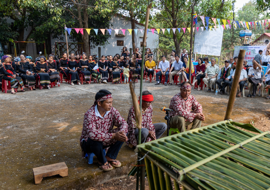 Các thầy cúng đọc bài khấn cầu mưa. Các thầy cúng đọc bài khấn cầu mưa.