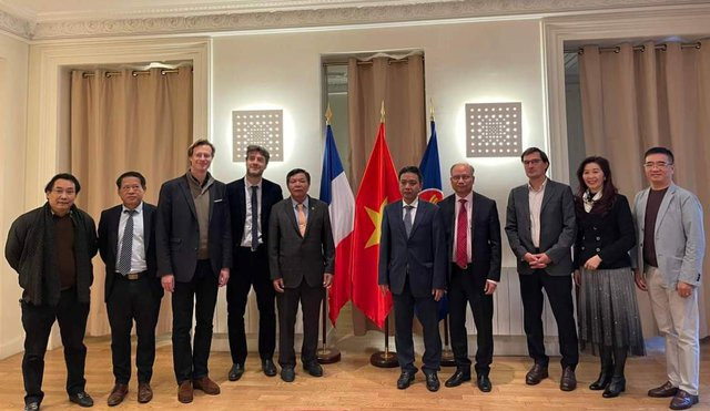 Đoàn Bộ Ngoại giao VN có ông Nguyễn Thế Hồng (thứ 5 từ trái sang) sang Pháp thương lượng để mua lại ấn vàng “Hoàng đế chi bảo”. Ảnh: NVCC