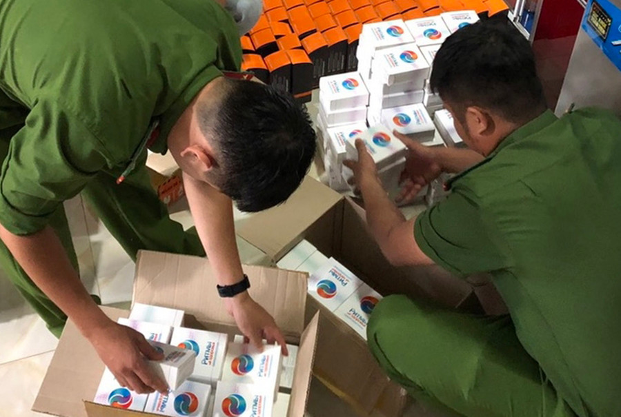 Cục Quản lý Thị trường tỉnh Gia Lai đề nghị xử phạt vi phạm hành chính 57,5 triệu đồng đối với một cơ sở kinh doanh thực phẩm chức năng không rõ nguồn gốc, xuất xứ tại địa chỉ 342 Cách Mạng Tháng Tám, phường Hoa Lư, TP. Pleiku. Ảnh: Cơ quan chức năng cung cấp Cục Quản lý Thị trường tỉnh Gia Lai đề nghị xử phạt vi phạm hành chính 57,5 triệu đồng đối với một cơ sở kinh doanh thực phẩm chức năng không rõ nguồn gốc, xuất xứ tại địa chỉ 342 Cách Mạng Tháng Tám, phường Hoa Lư, TP. Pleiku. Ảnh: Cơ quan chức năng cung cấp