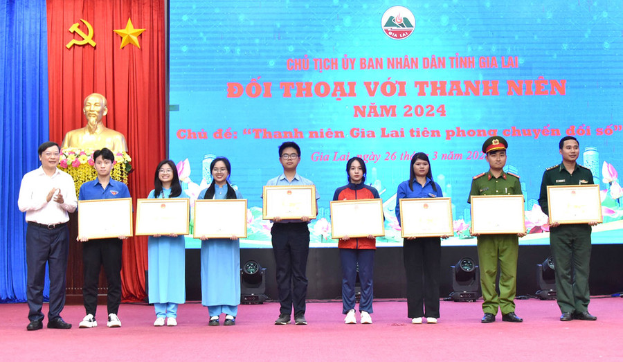 Chủ tịch UBND tỉnh Trương Hải Long (bìa trái) tặng bằng khen cho 8 công dân trẻ tiêu biểu có nhiều đóng góp tích cực cho sự nghiệp xây dựng và phát triển tỉnh Gia Lai năm 2023. Ảnh: Đức Thụy Chủ tịch UBND tỉnh Trương Hải Long (bìa trái) tặng bằng khen cho 8 công dân trẻ tiêu biểu có nhiều đóng góp tích cực cho sự nghiệp xây dựng và phát triển tỉnh Gia Lai năm 2023. Ảnh: Đức Thụy