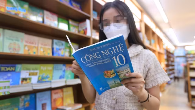 Quyền chọn sách giáo khoa được trả về các nhà trường là một trong những chính sách giáo dục quan trọng có hiệu lực từ tháng 2. Ảnh: T.N