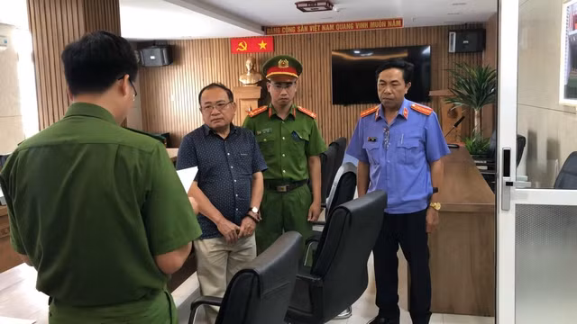 Cơ quan Cảnh sát điều tra Công an tỉnh Ninh Thuận đọc quyết định khởi tố đối với ông Huỳnh Văn Cán. Ảnh: CA