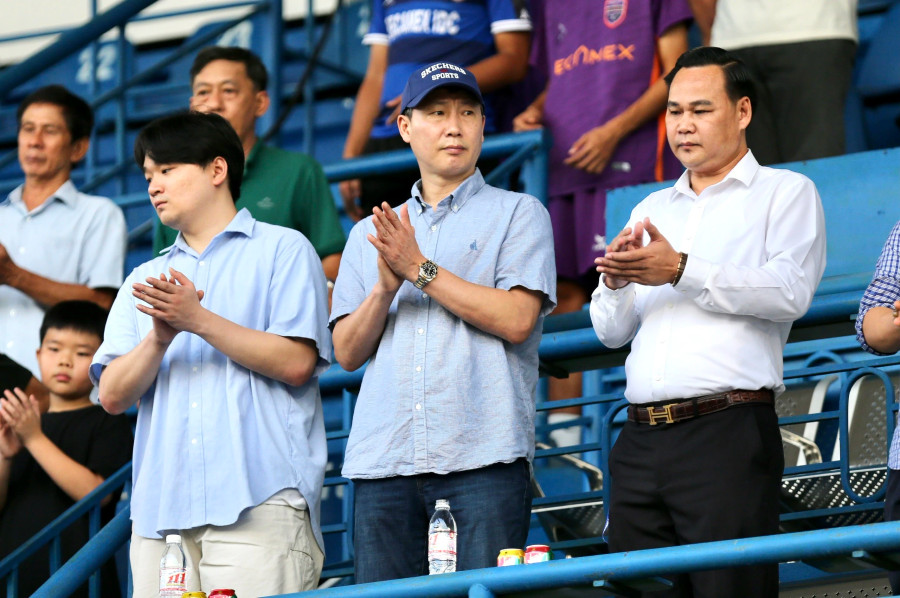 HLV Kim Sang-sik theo dõi trận đấu giữa CLB Bình Dương và CAHN. HLV Kim Sang-sik theo dõi trận đấu giữa CLB Bình Dương và CAHN.