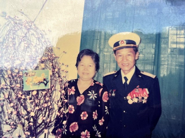 Vợ chồng đại tá Nguyễn Trung Cang và bà Cúc chụp tấm hình chung đầu tiên, khi ông bắt đầu nghỉ hưu, năm 1992. Ảnh: TƯ LIỆU Vợ chồng đại tá Nguyễn Trung Cang và bà Cúc chụp tấm hình chung đầu tiên, khi ông bắt đầu nghỉ hưu, năm 1992. Ảnh: TƯ LIỆU