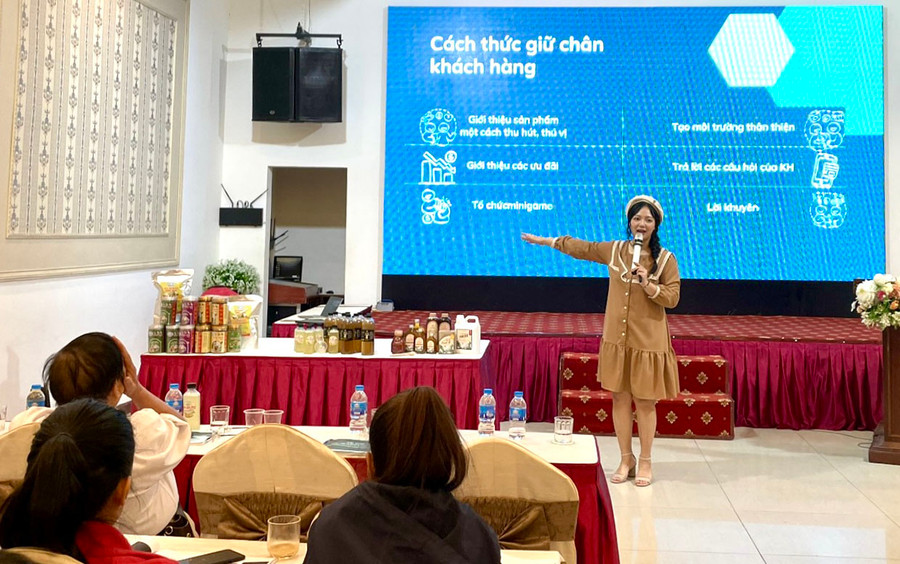 Từ những chia sẻ kinh nghiệm về cách thức livestream, nhiều nhà bán hàng đã bắt đầu tiếp cận hình thức này để thu hút nhiều khách hàng tiềm năng. Ảnh: V.T