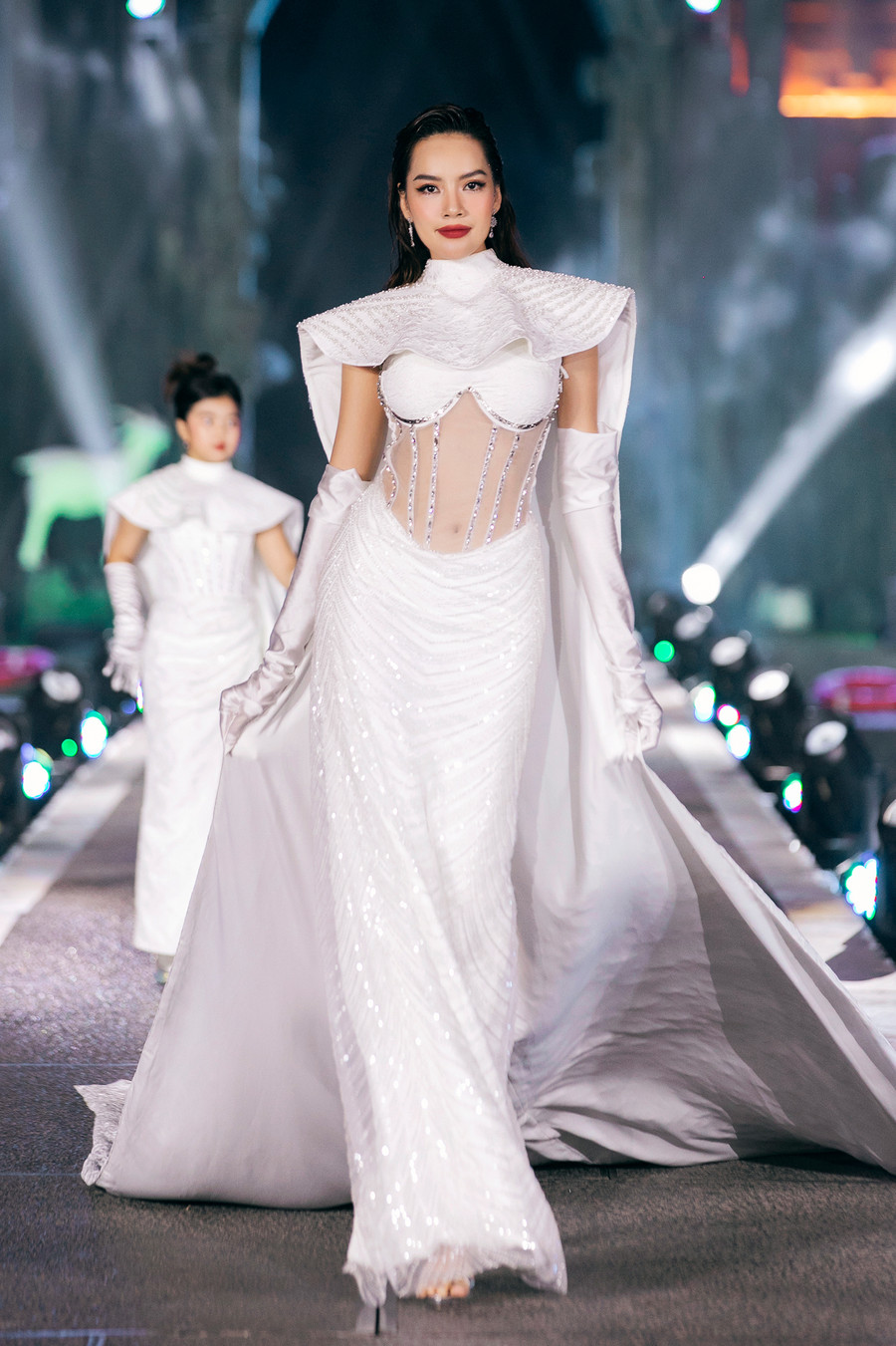 Sau khi đăng quang Miss Grand Vietnam 2023, Lê Hoàng Phương bận rộn với lịch trình dày đặc. Cô cũng góp mặt trong show diễn Tinh hoa cố đô với vai trò kết màn cho bộ sưu tập của Ivan Trần. Ảnh: Team Kiếng Cận