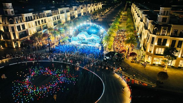 "Wave of the Sea" thu hút hơn 3000 khán giả tham dự trực tiếp. MerryLand Quy Nhon bung no trong dem nhac quy tu nhieu sao Viet hinh anh 1