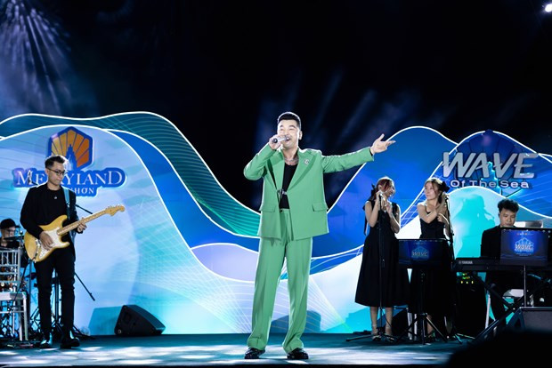 Ưng Hoàng Phúc "cháy" hết mình cùng âm nhạc và khán giả. Ưng Hoàng Phúc "cháy" hết mình cùng âm nhạc và khán giả.