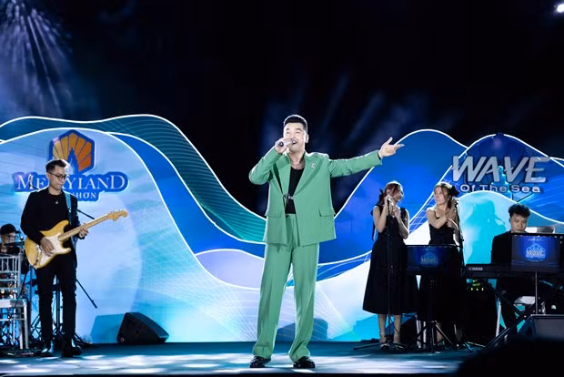 Ưng Hoàng Phúc "cháy" hết mình cùng âm nhạc và khán giả.