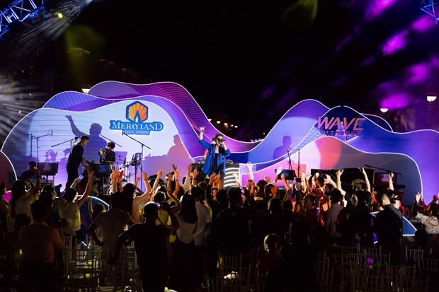 Khán giả hòa nhịp cùng nghệ sỹ tạo những bản phối ấn tượng. Khán giả hòa nhịp cùng nghệ sỹ tạo những bản phối ấn tượng.