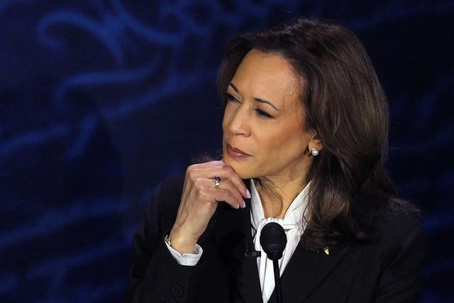 Hoa tai của bà Harris bị "thêu dệt" bởi những người theo thuyết âm mưu. ẢNH: REUTERS Hoa tai của bà Harris bị "thêu dệt" bởi những người theo thuyết âm mưu. ẢNH: REUTERS
