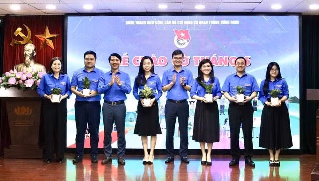 Anh Bùi Quang huy chúc mừng cán bộ, công nhân viên cơ quan T.Ư Đoàn sinh nhật trong tháng 6.