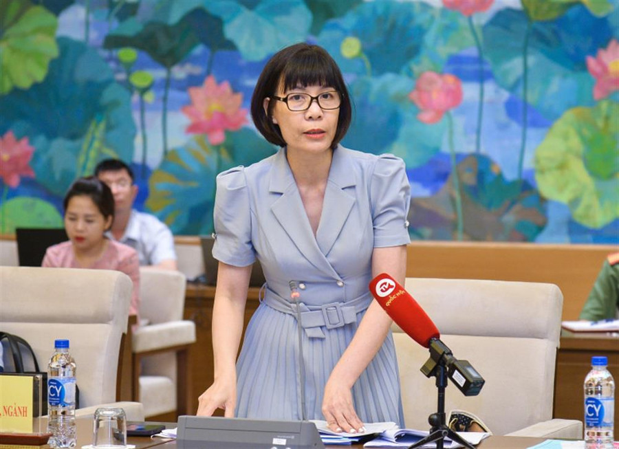 Bà Lê Thị Hoà thảo luận tại phiên họp. Bà Lê Thị Hoà thảo luận tại phiên họp.