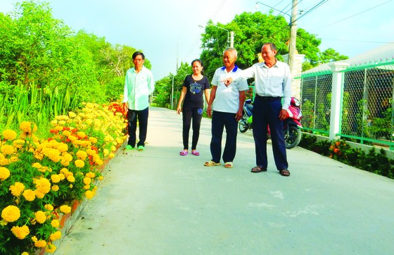 Trồng hoa tạo cảnh quan ven đường ở tỉnh Tiền Giang. Ảnh: NGỌC PHÚC Trồng hoa tạo cảnh quan ven đường ở tỉnh Tiền Giang. Ảnh: NGỌC PHÚC